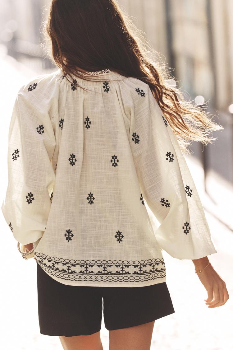 Blouse broderie contrastée