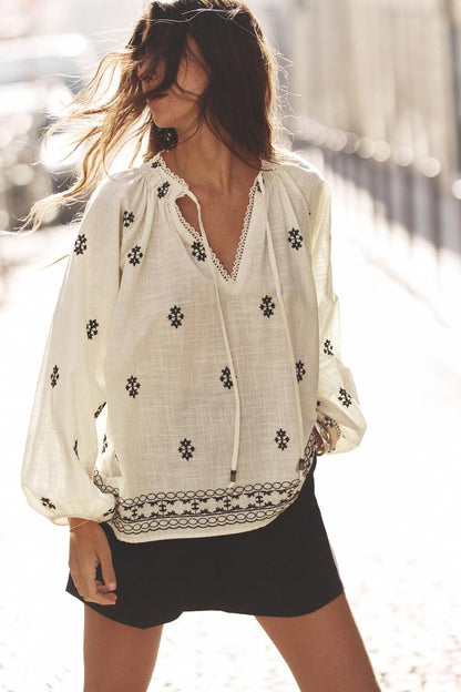 Blouse broderie contrastée