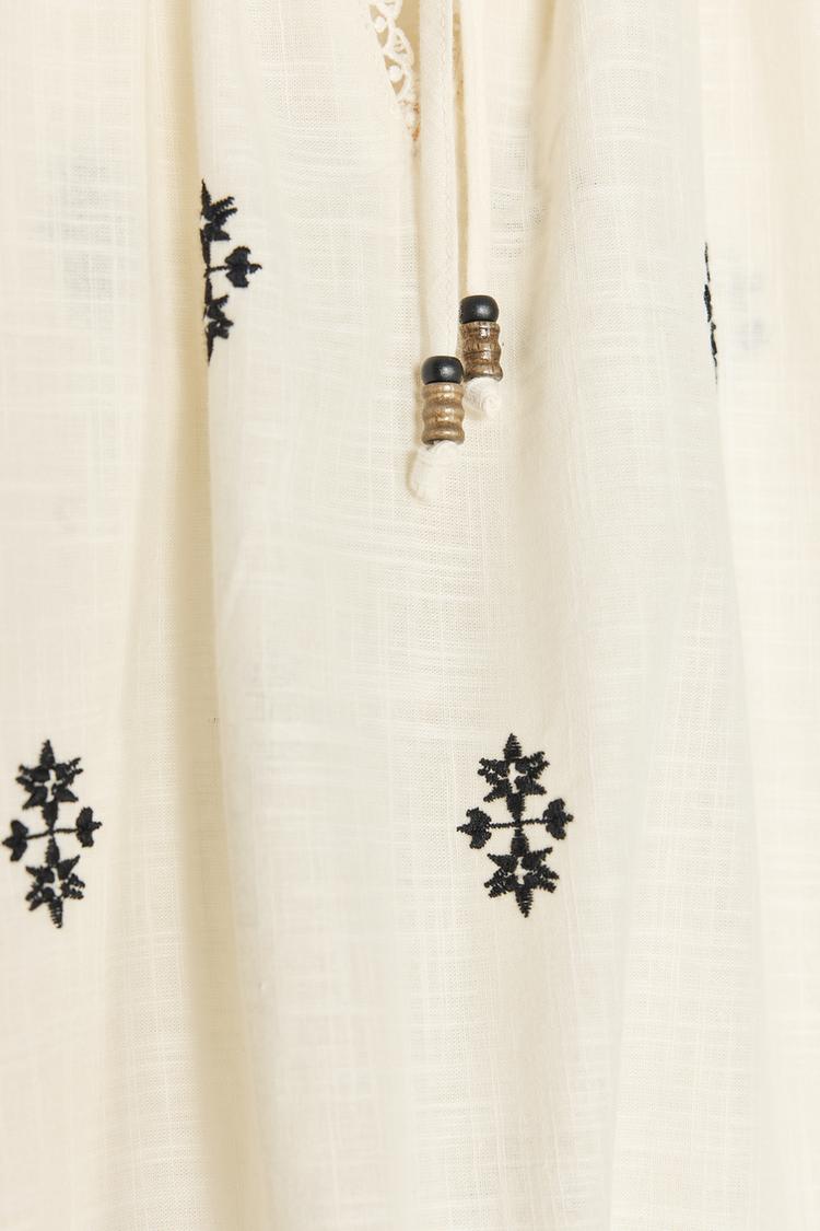 Blouse broderie contrastée